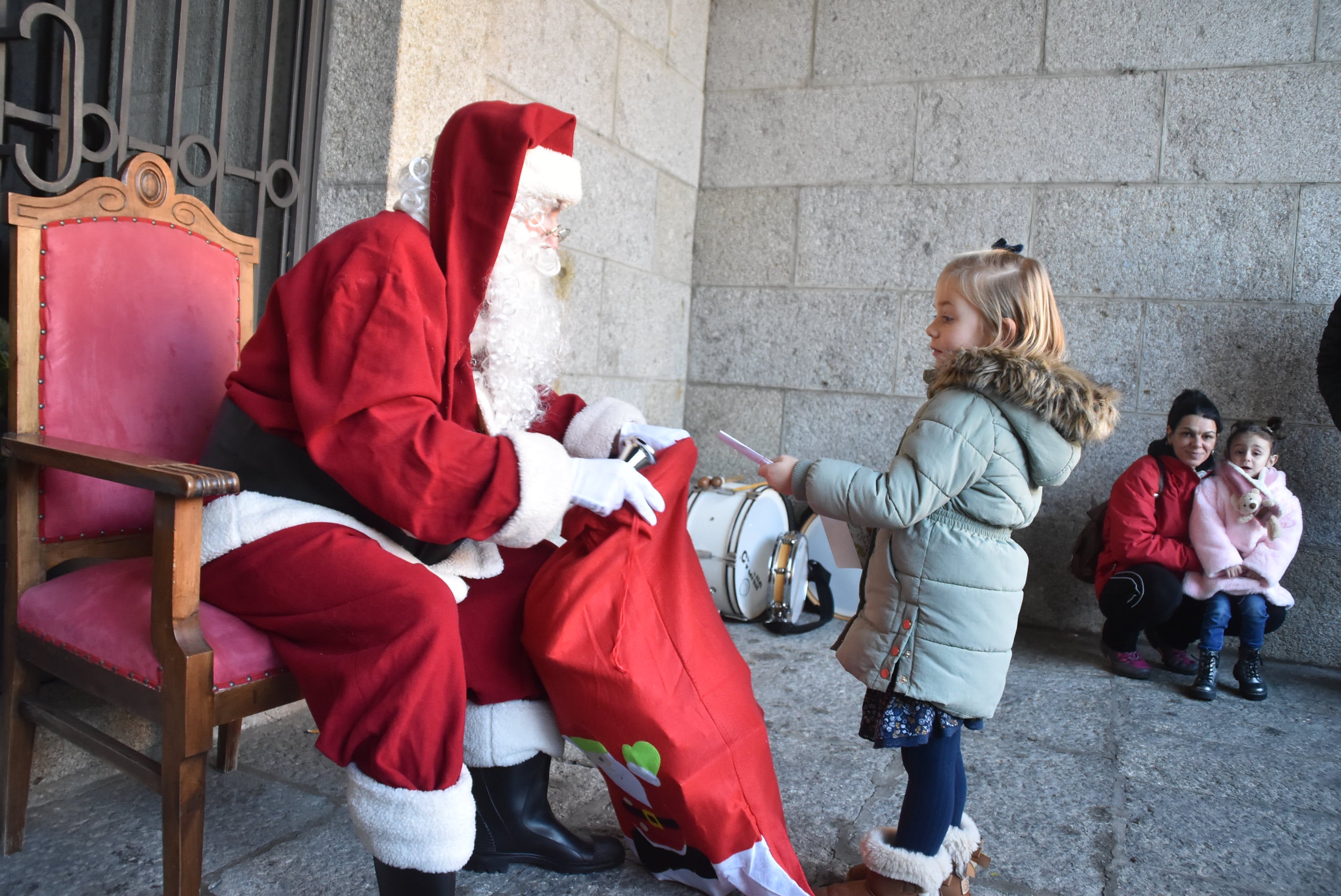 Los pequeños dan la bienvenida a Papá Noel en su visita a Béjar