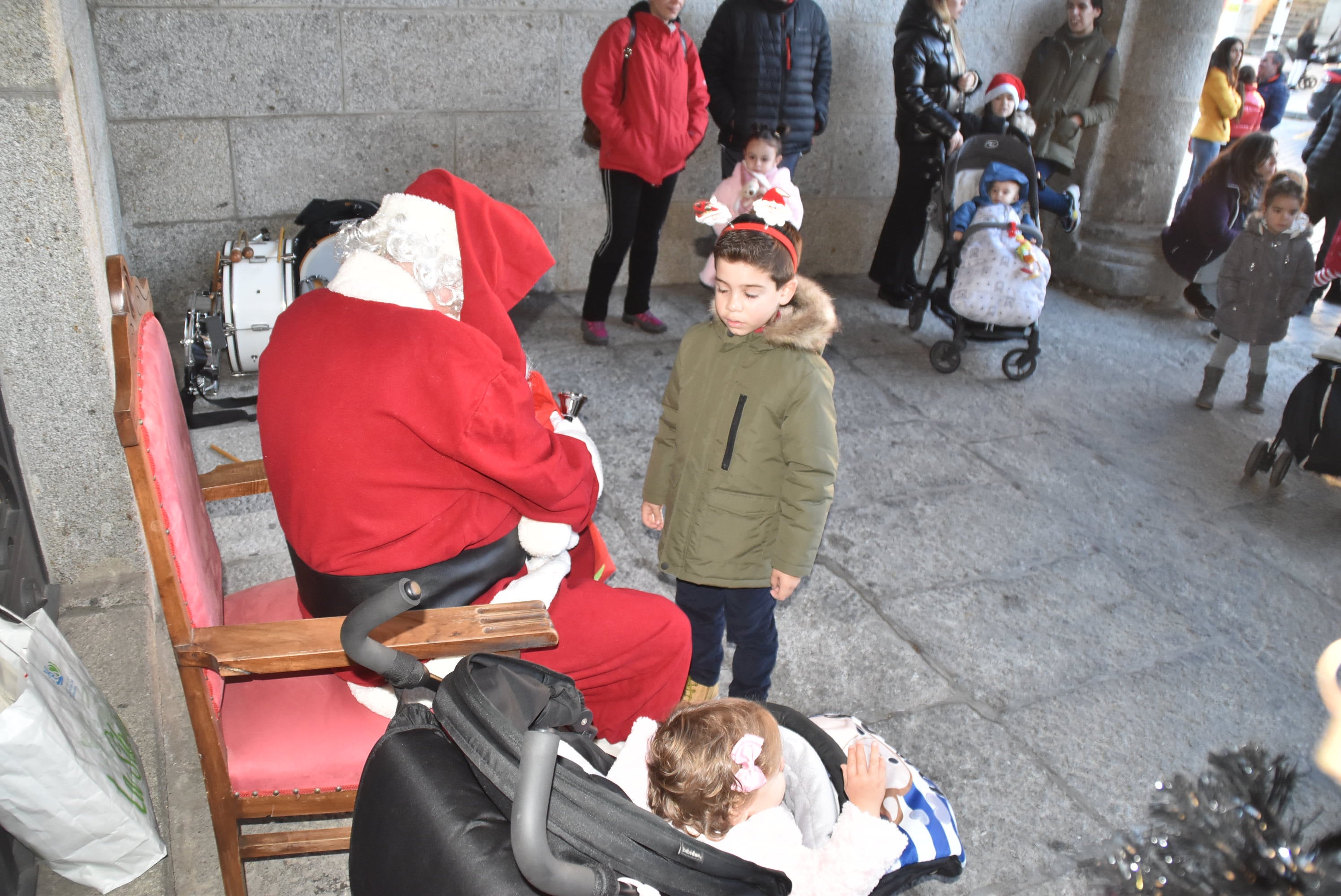 Los pequeños dan la bienvenida a Papá Noel en su visita a Béjar