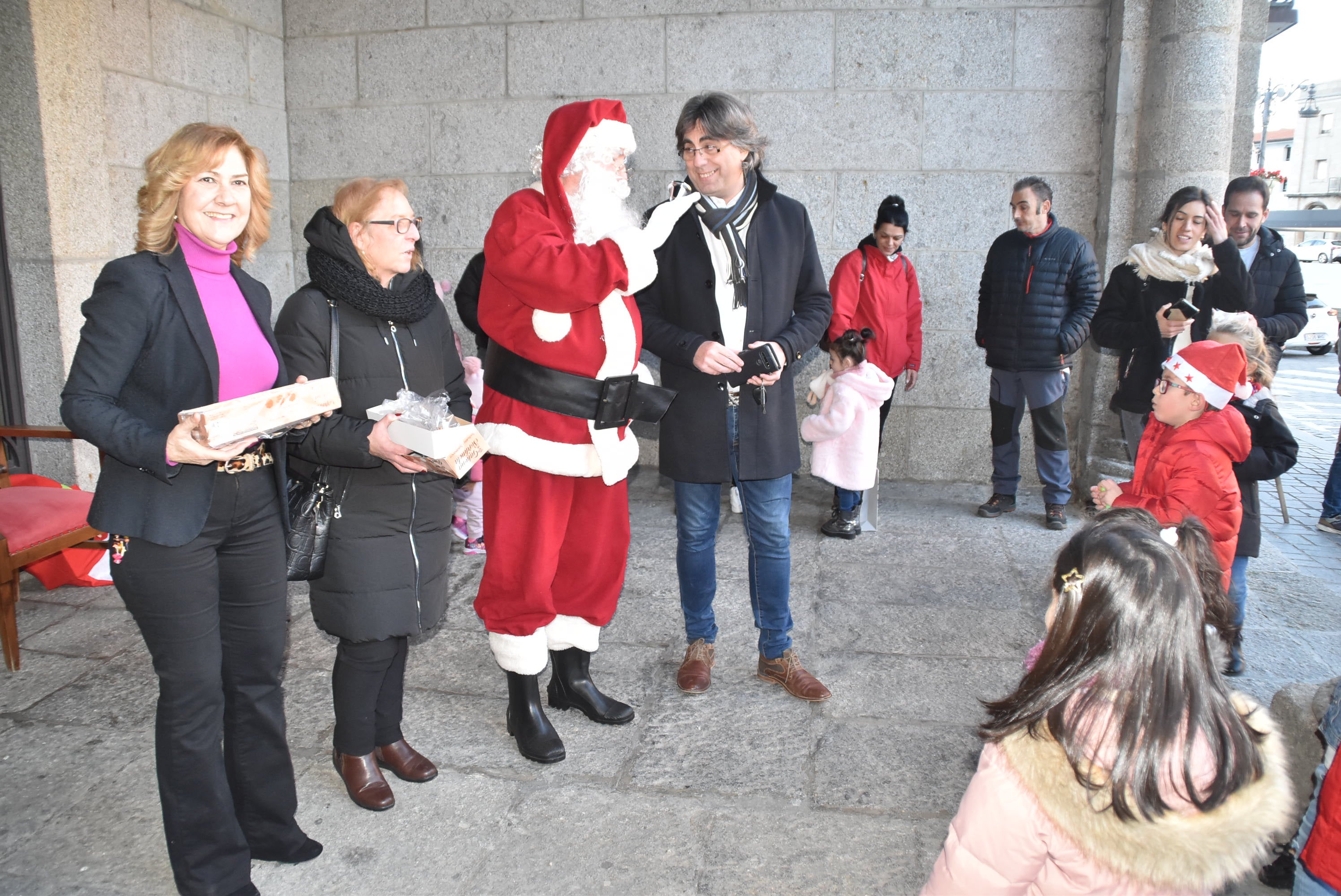 Los pequeños dan la bienvenida a Papá Noel en su visita a Béjar