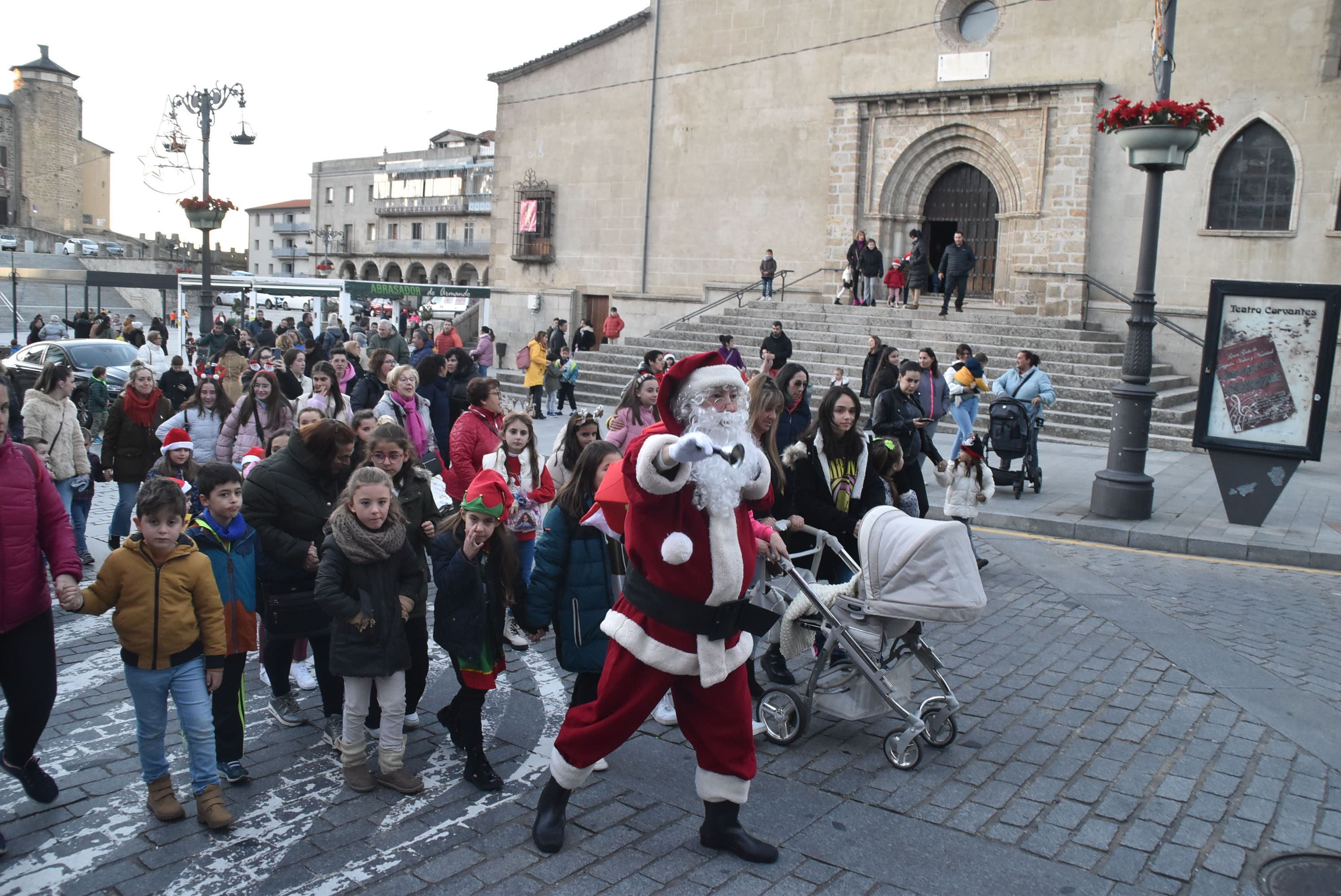 Los pequeños dan la bienvenida a Papá Noel en su visita a Béjar