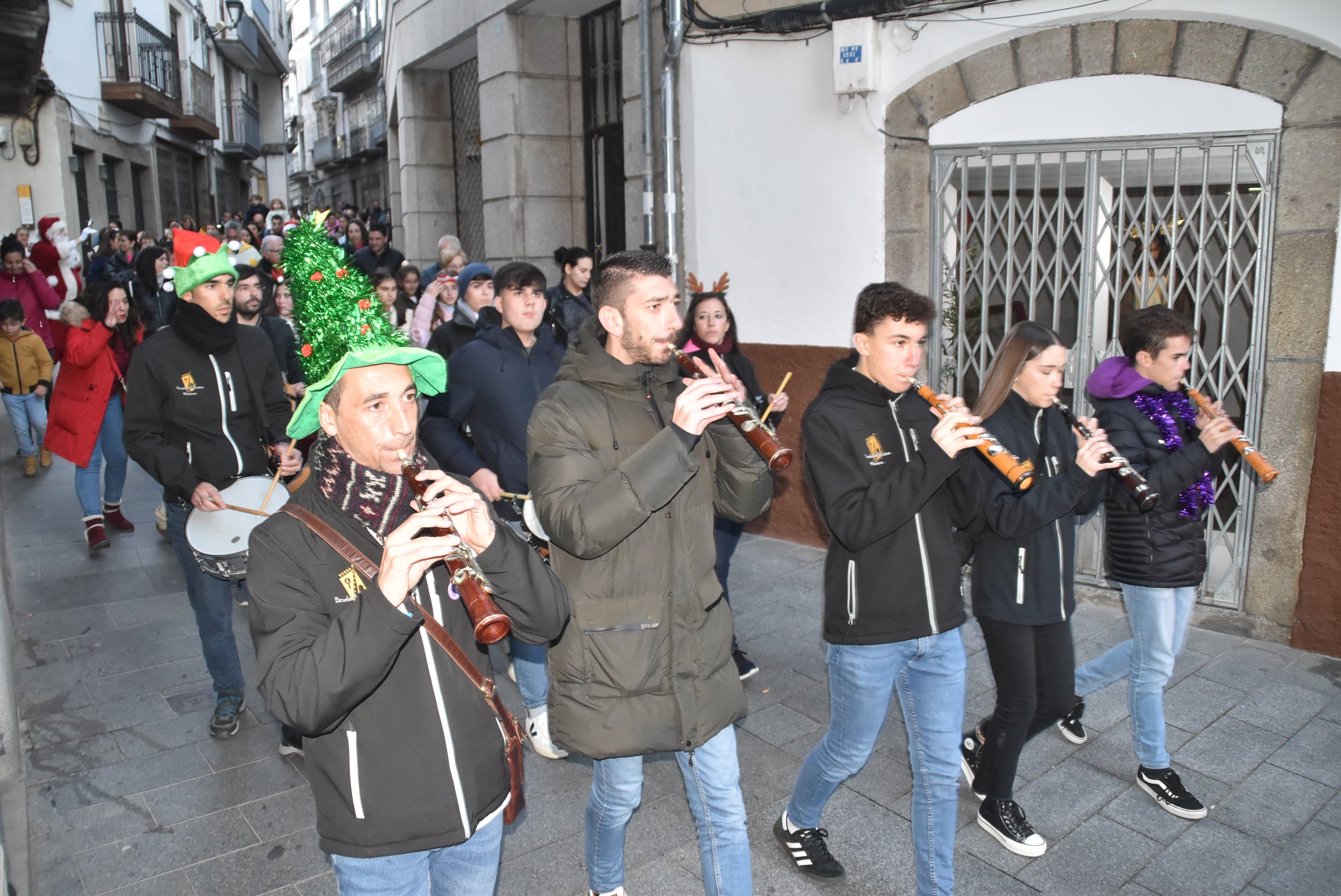 Los pequeños dan la bienvenida a Papá Noel en su visita a Béjar