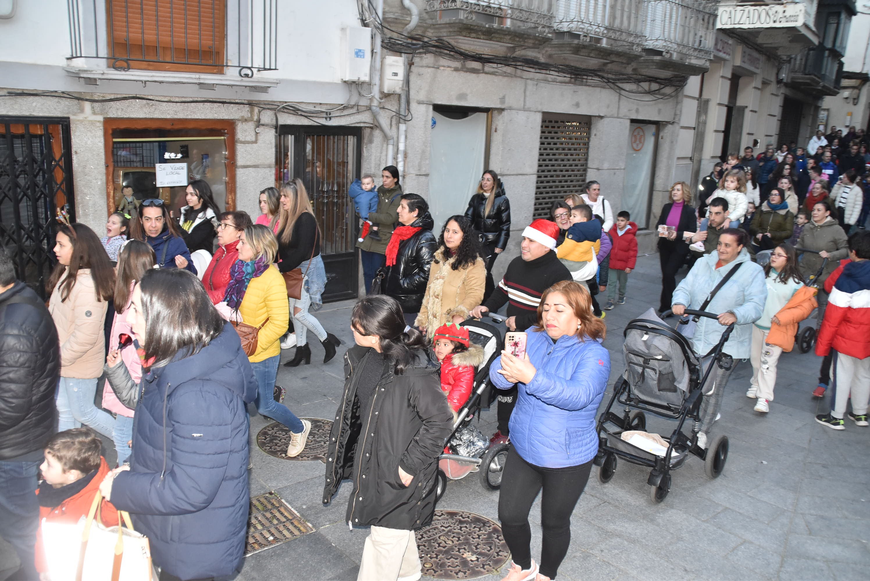 Los pequeños dan la bienvenida a Papá Noel en su visita a Béjar