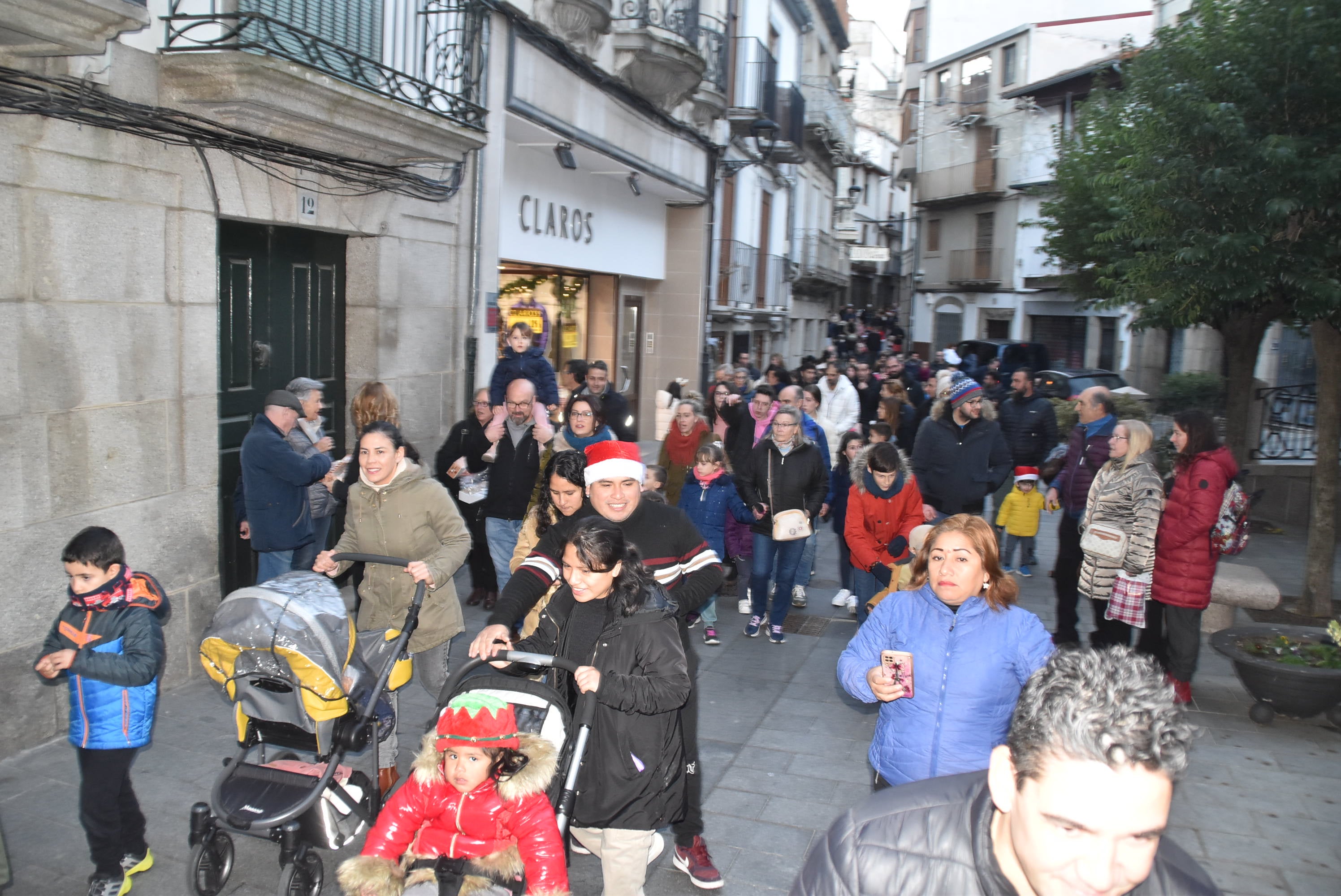 Los pequeños dan la bienvenida a Papá Noel en su visita a Béjar