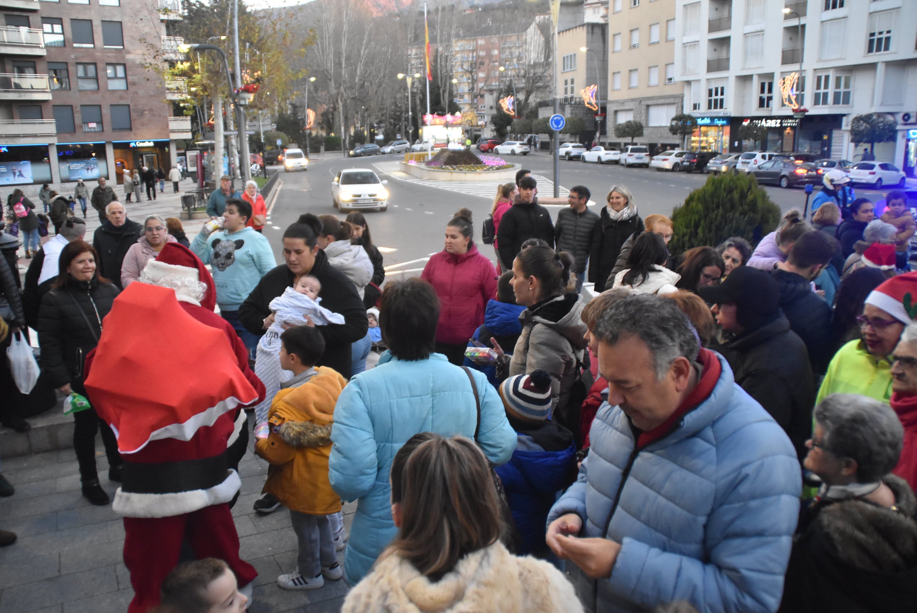 Los pequeños dan la bienvenida a Papá Noel en su visita a Béjar