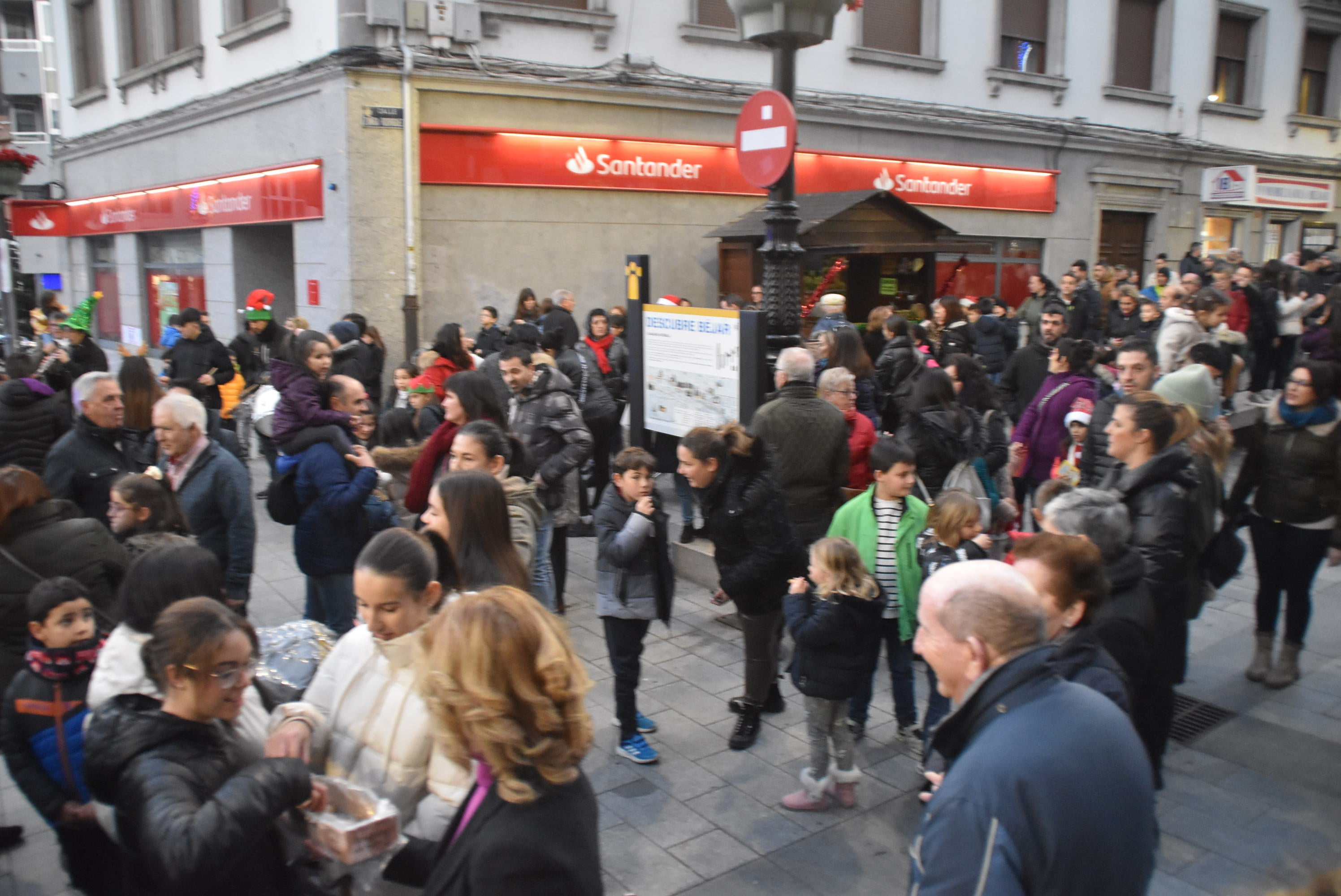 Los pequeños dan la bienvenida a Papá Noel en su visita a Béjar