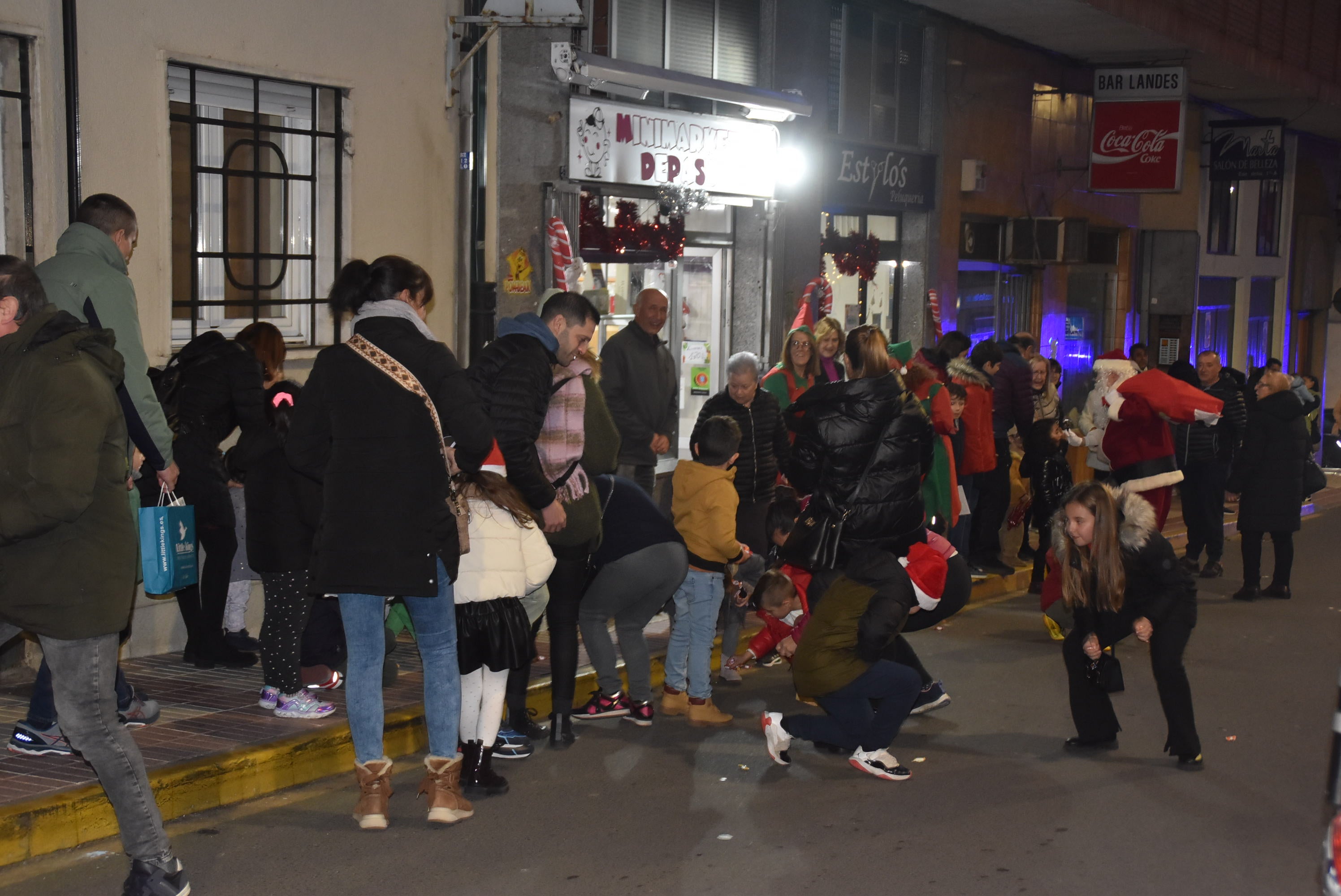 Los pequeños dan la bienvenida a Papá Noel en su visita a Béjar