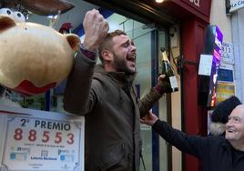 Rodrigo en la puerta de la administración de Loterías «La Caprichosa» de Toledo.