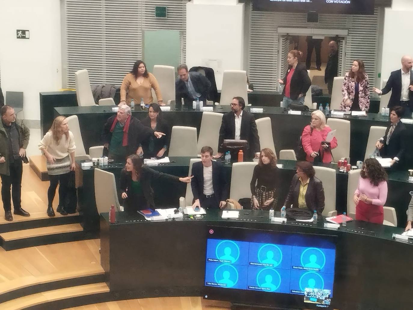 Ortega Smith la lía en el pleno del Ayuntamiento al lanzar una botella a un concejal de Más Madrid