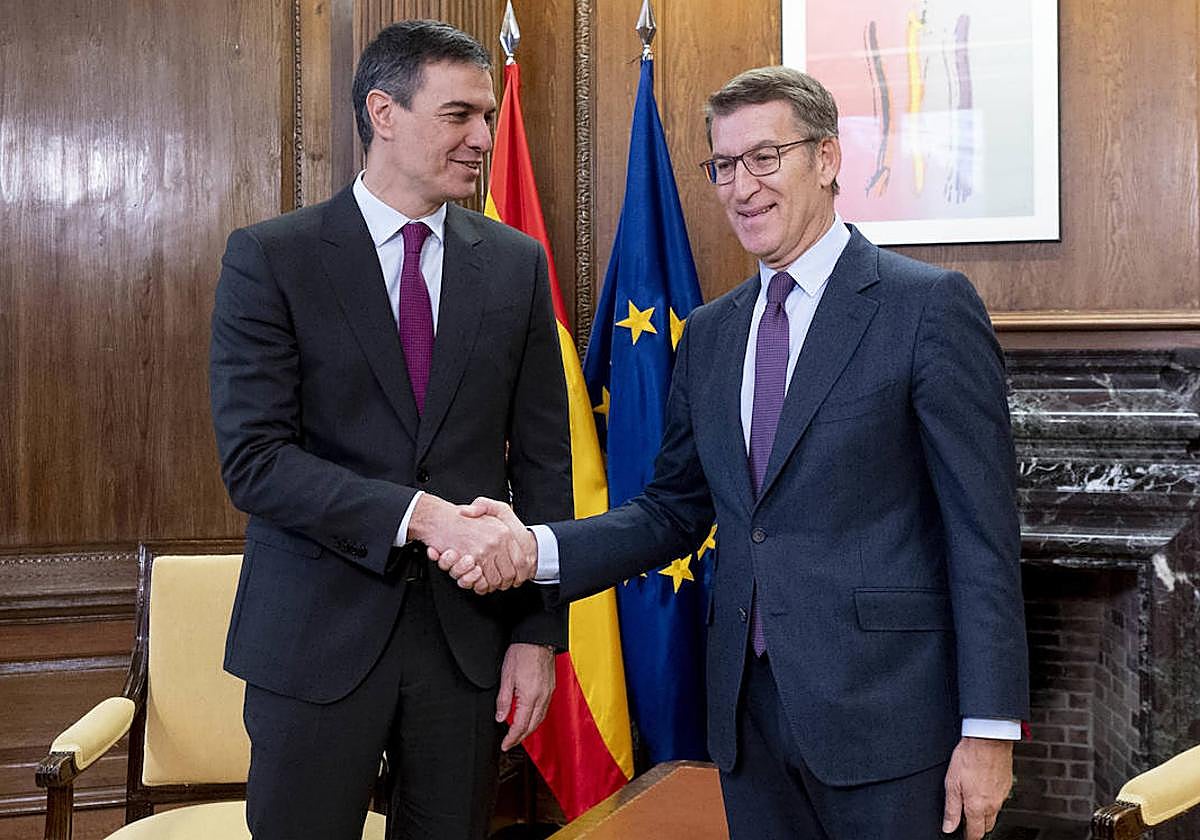 Pedro Sánchez y Alberto Núñez Feijóo se saludan durante una reunión.