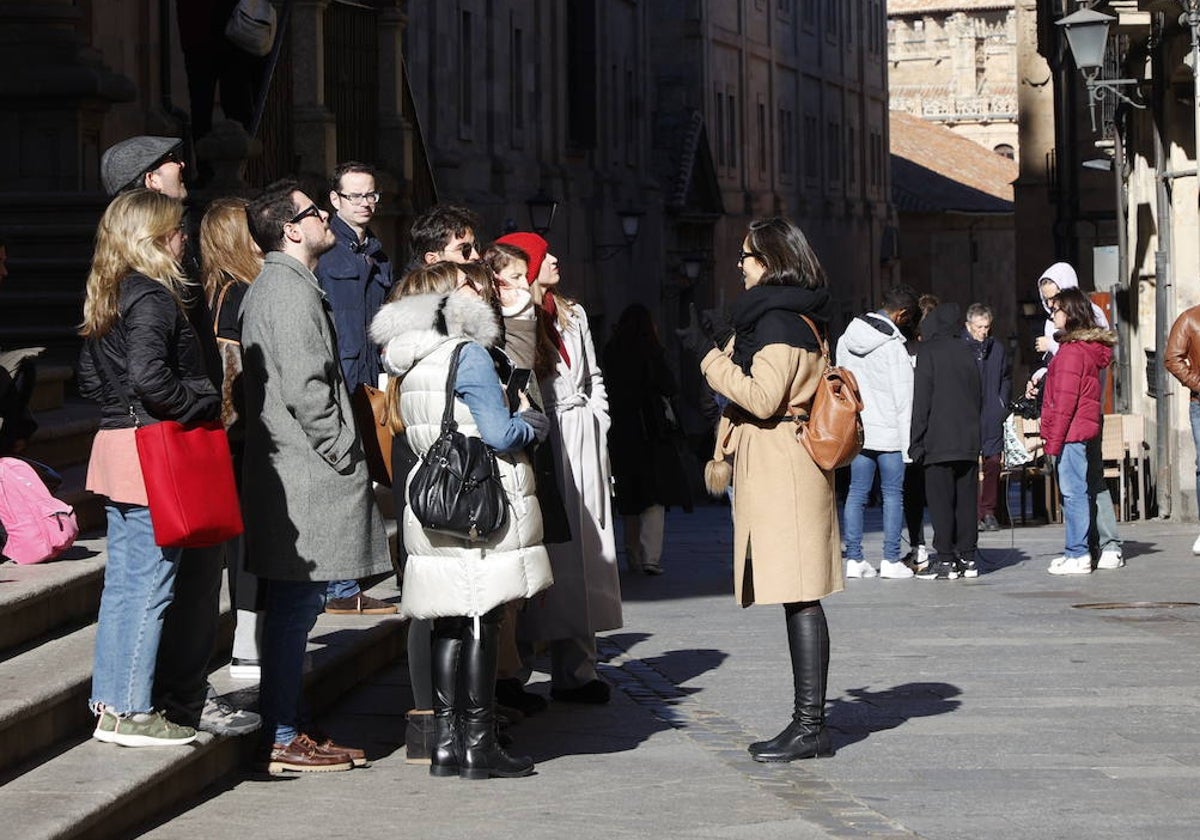 Un grupo de turistas en la calle Compañía.