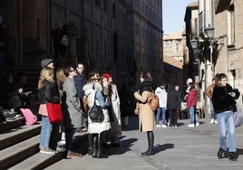 Un grupo de turistas en la calle Compañía.