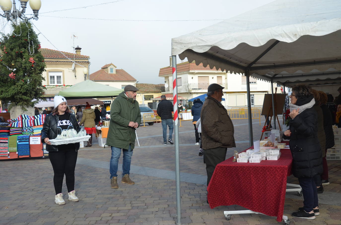 La Fuente de San Esteban celebra su primer mercado navideño