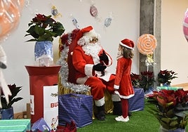 Una de las niñas que visitó a Papá Noel en Villamayor