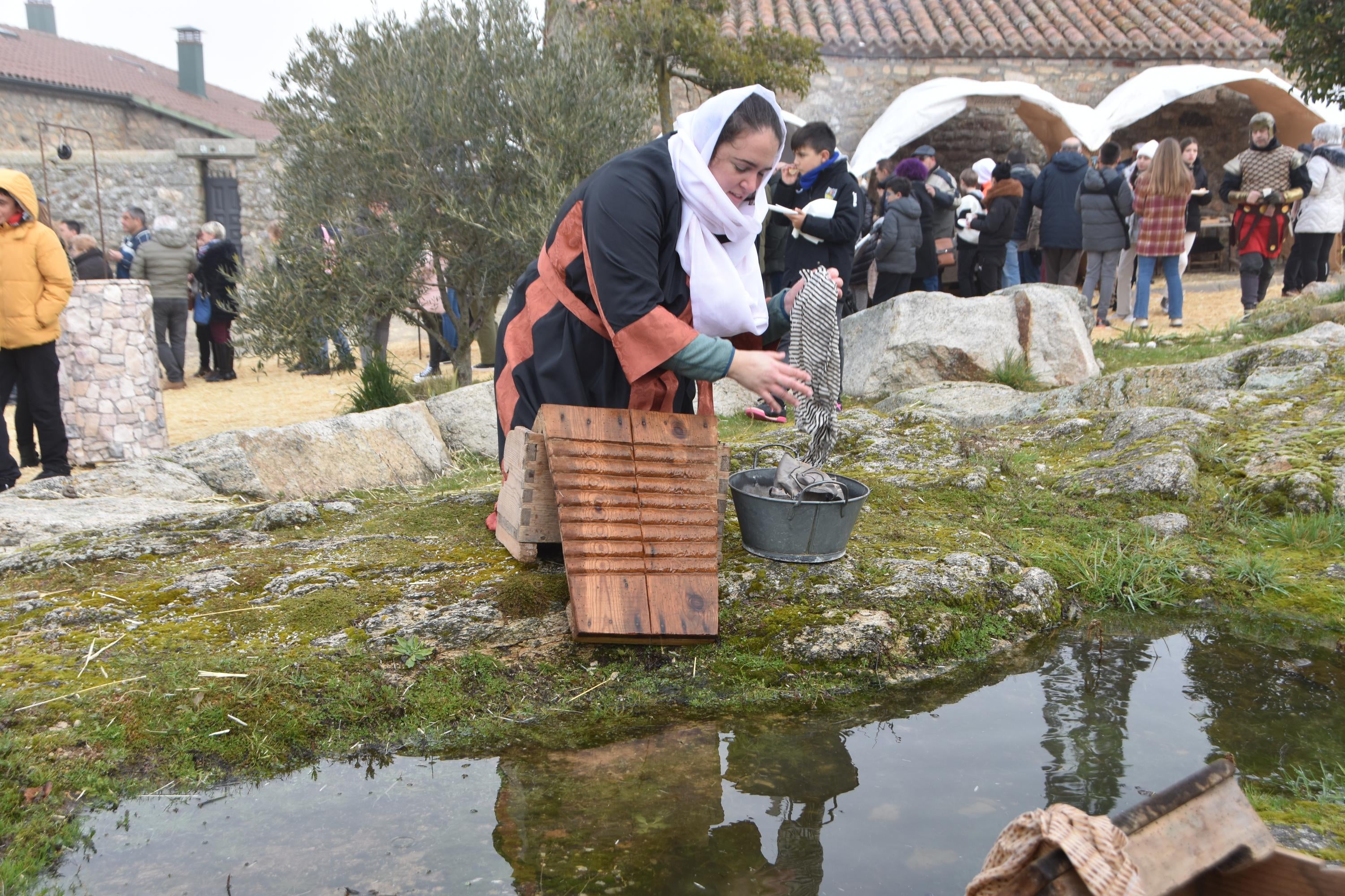 Cientos de personas participan en el espectacular belén de Valdemierque