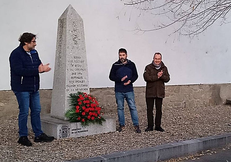 Imagen principal - Diferentes momentos del acto. El primero, en el monolito y el segundo, en el convento de San Francisco.