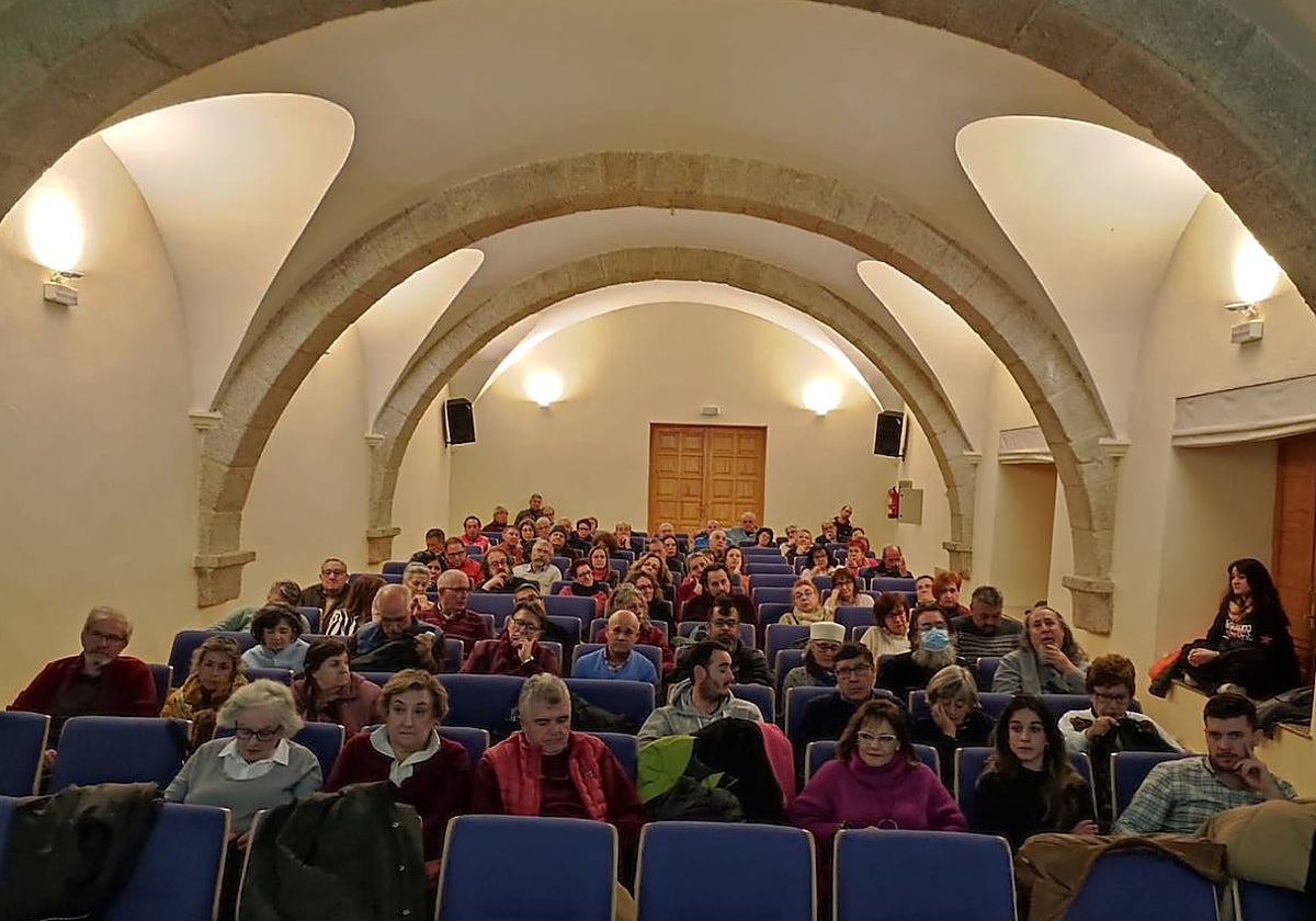 Público asistente a la presentación del documental en el convento de San Francisco.