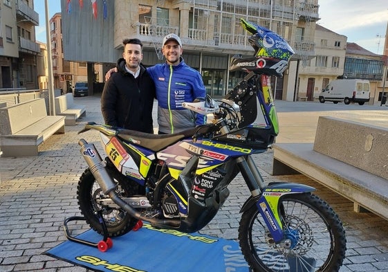 Jesús Manuel Hernández y Lorenzo Santolino en la Plaza Mayor de Guijuelo.