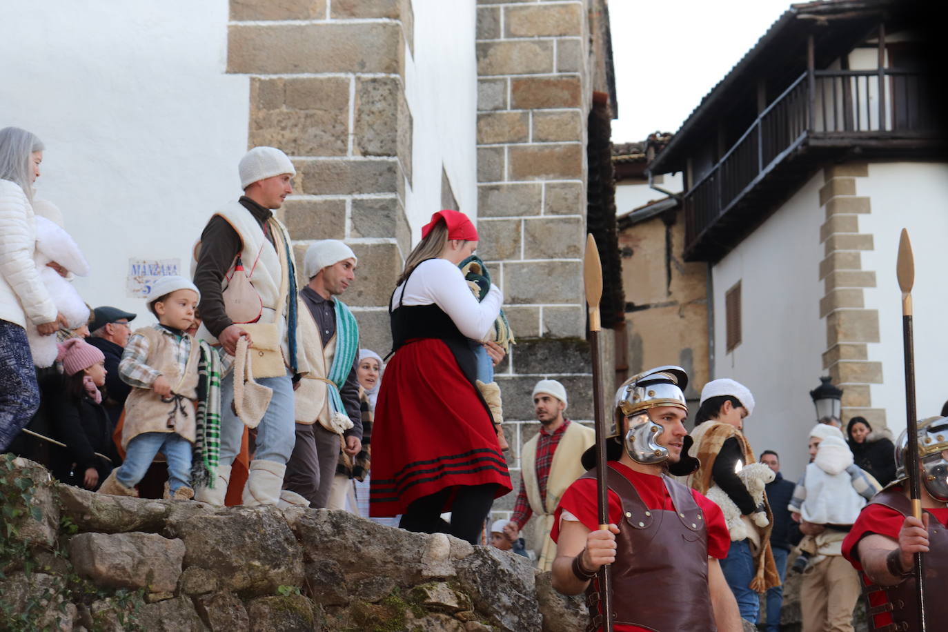 La Cuesta de la Romana de Candelario alumbra el nacimiento del Niño Jesús