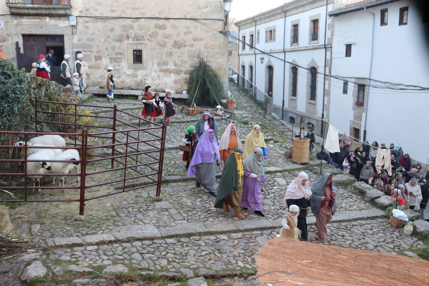 La Cuesta de la Romana de Candelario alumbra el nacimiento del Niño Jesús