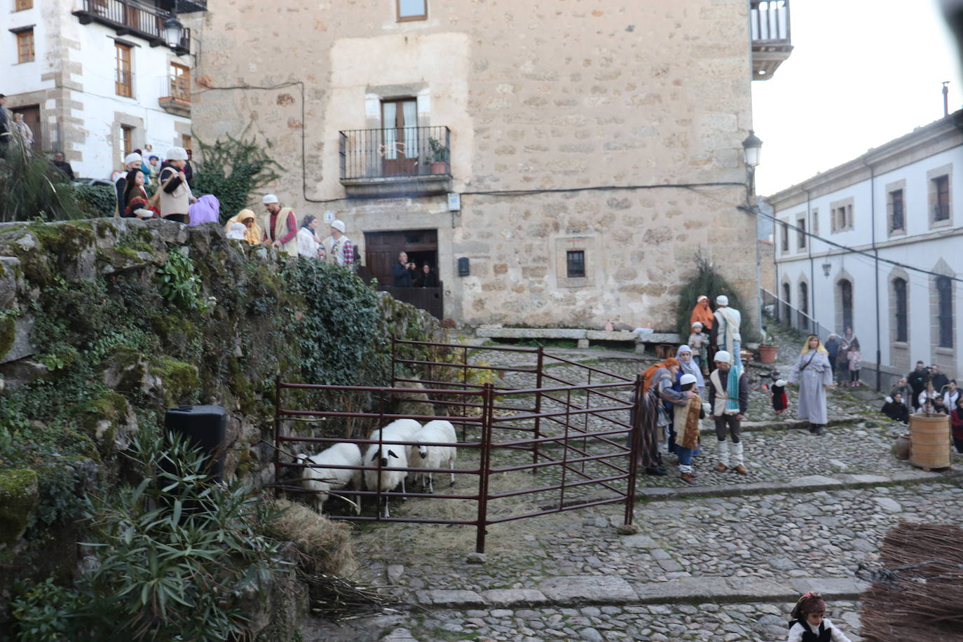 La Cuesta de la Romana de Candelario alumbra el nacimiento del Niño Jesús