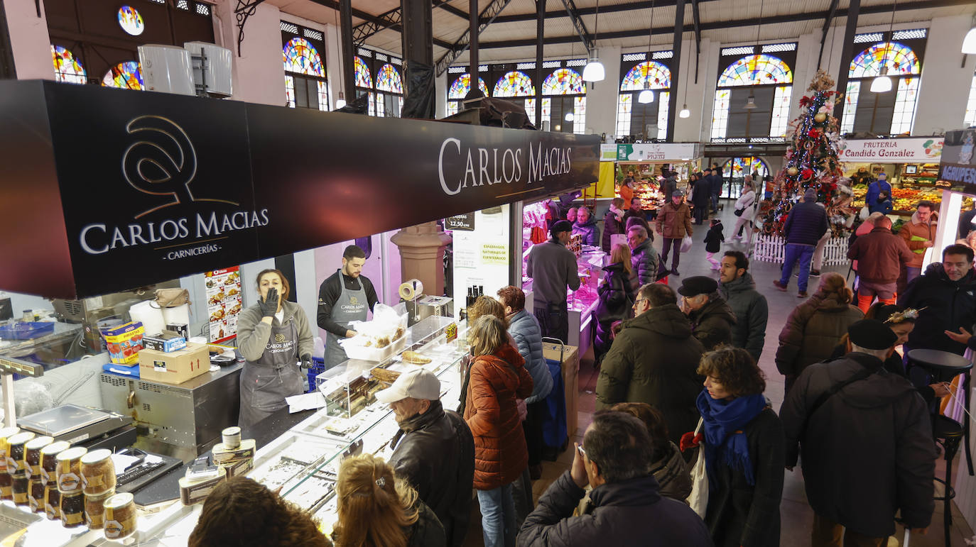 Mercado central ayer por la mañana con decenas de clientes haciendo la compra.