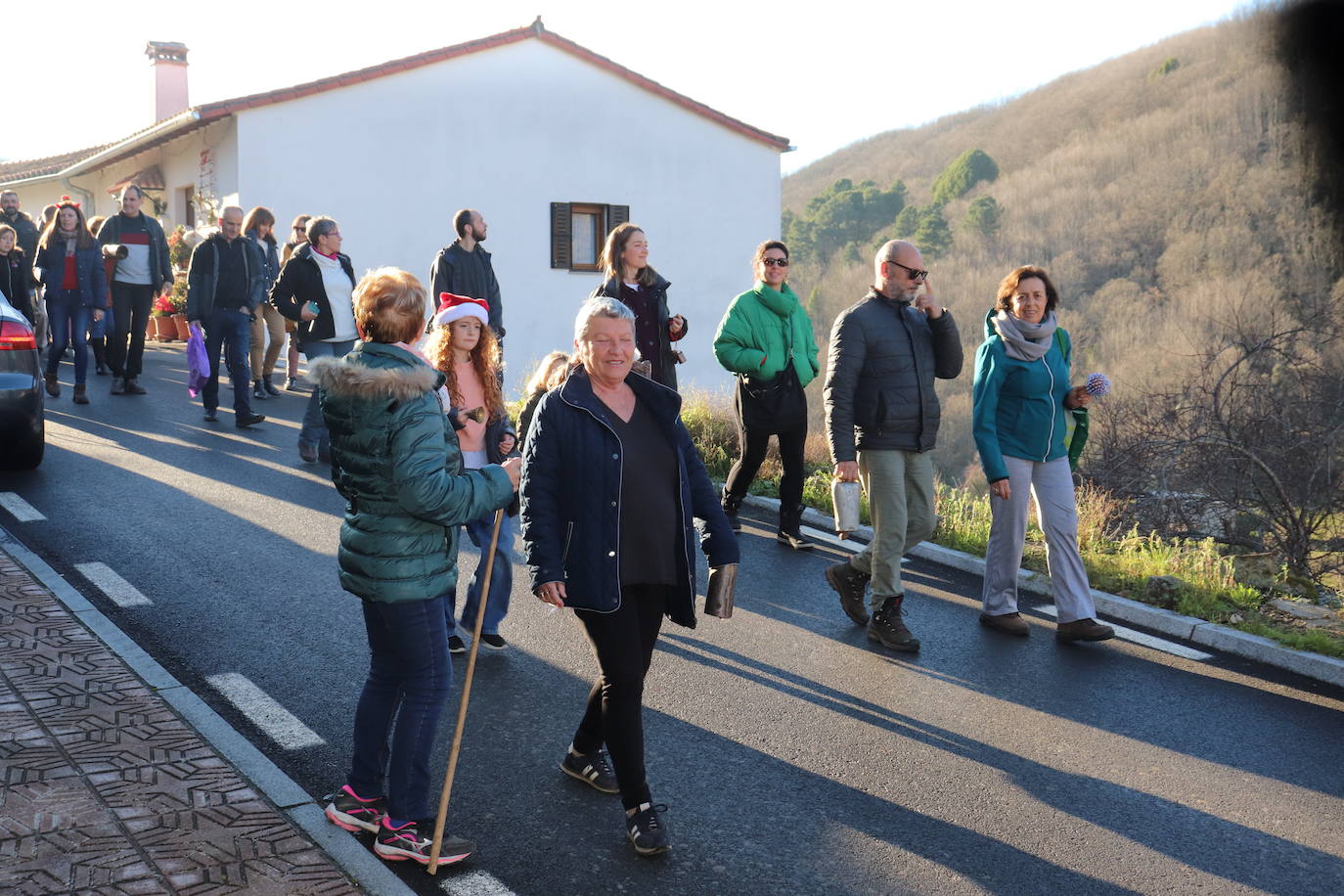 Montemayor del Río no falta a su tradición con los campanillos en la tarde de Nochebuena