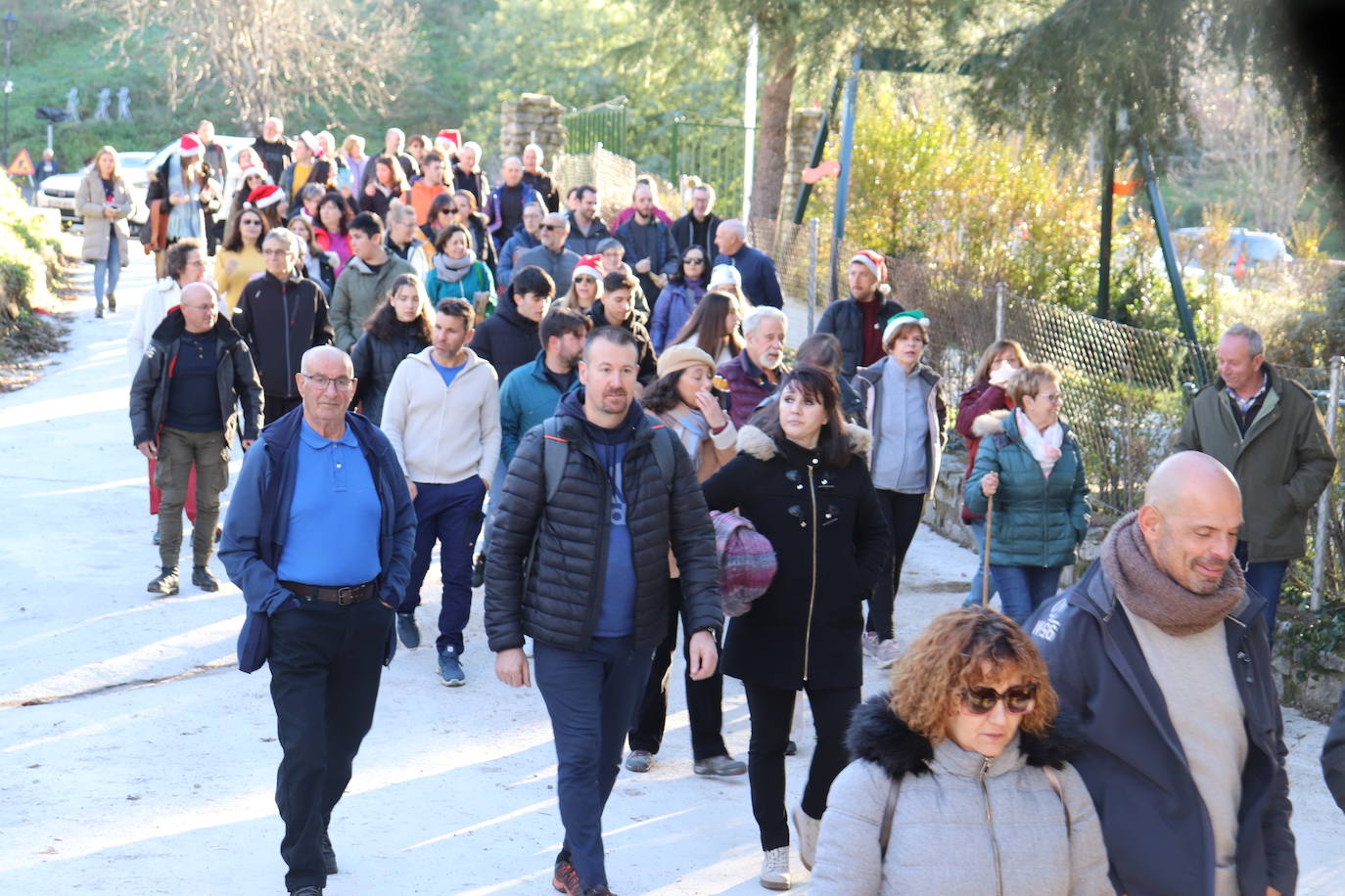 Montemayor del Río no falta a su tradición con los campanillos en la tarde de Nochebuena