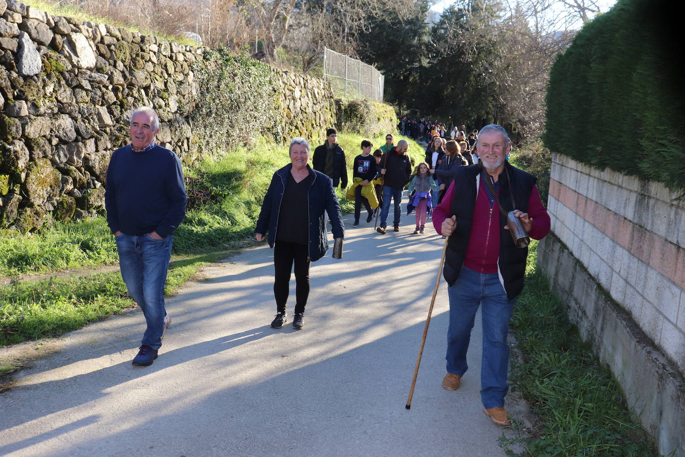 Montemayor del Río no falta a su tradición con los campanillos en la tarde de Nochebuena