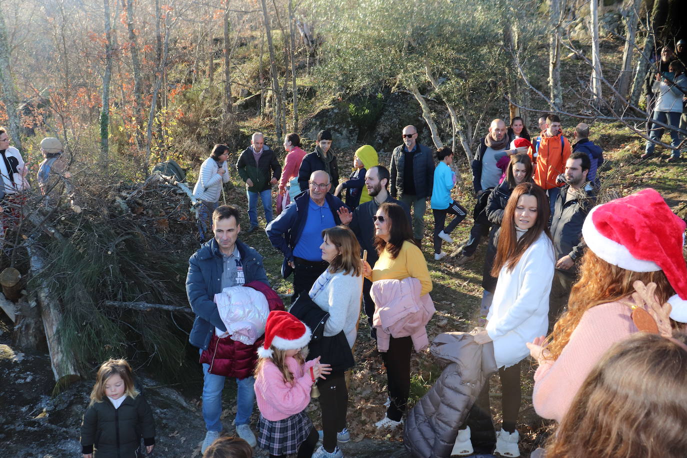 Montemayor del Río no falta a su tradición con los campanillos en la tarde de Nochebuena