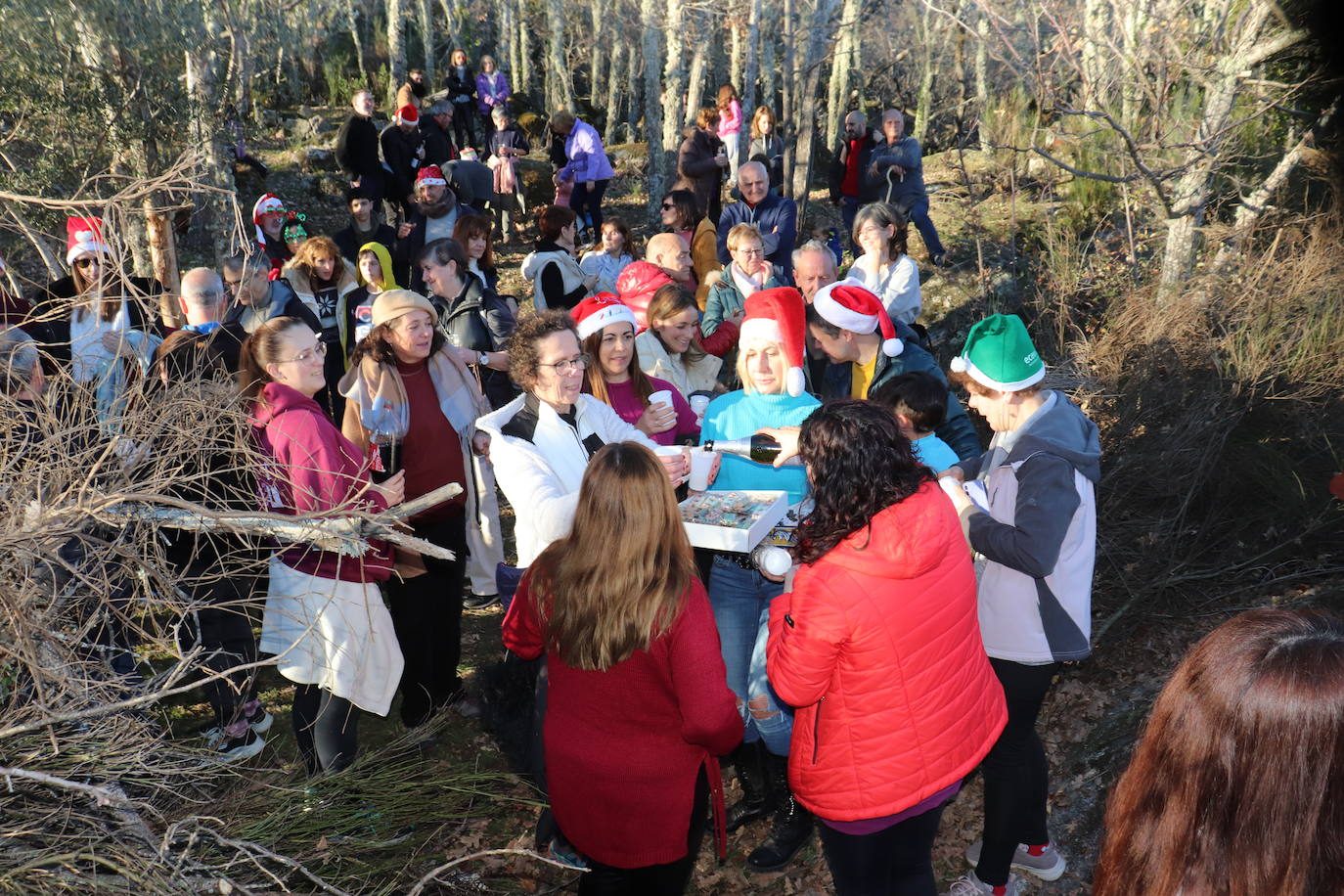 Montemayor del Río no falta a su tradición con los campanillos en la tarde de Nochebuena