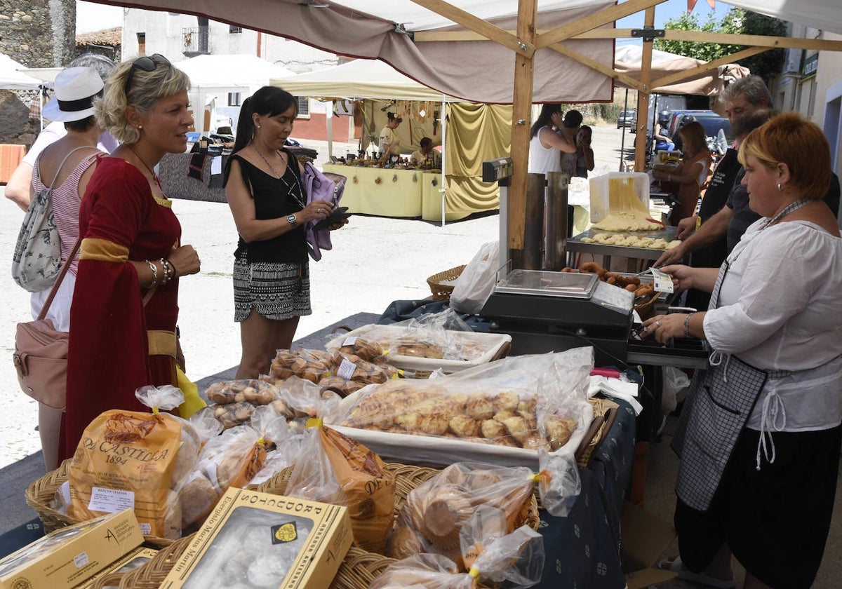 Venta de dulces típicos en El Feudal de Hinojosa de Duero.