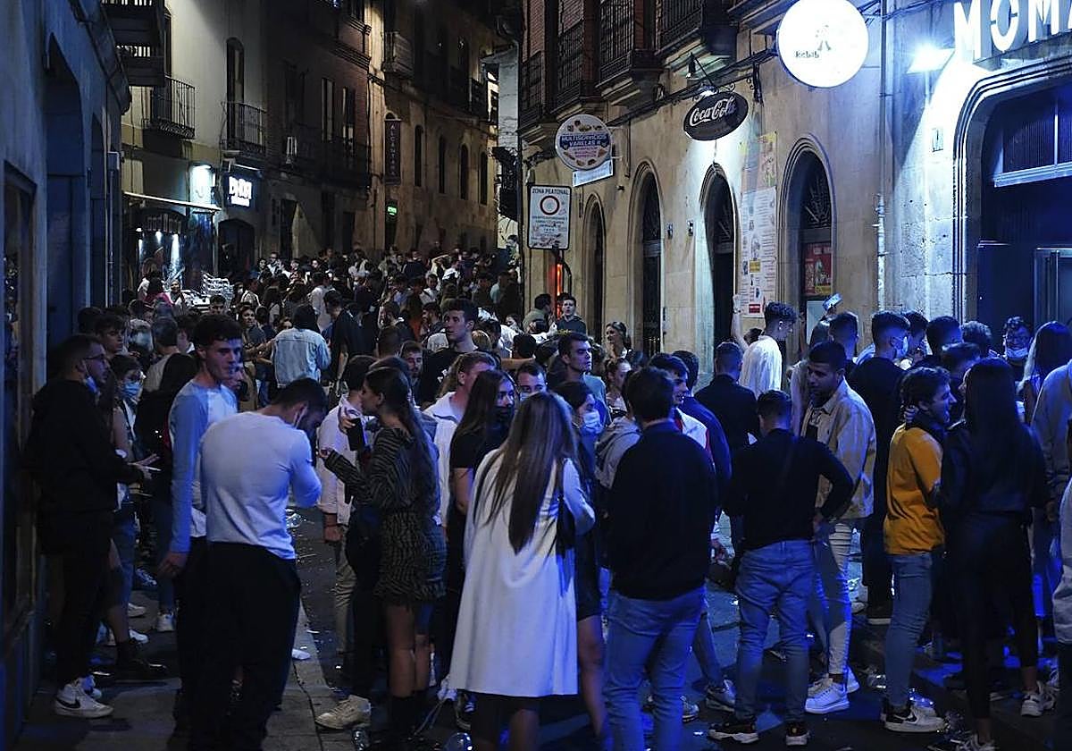 Jóvenes en la zona de ocio nocturno de Varillas.