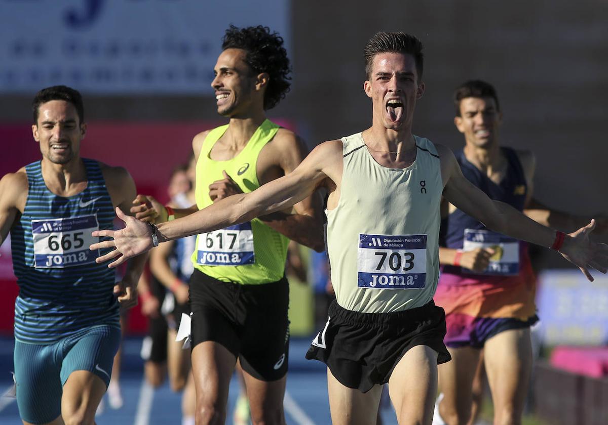 Mario García Romo, superando a Katir en los 1.500 metros del Campeonato de España de 2022 en Nerja.