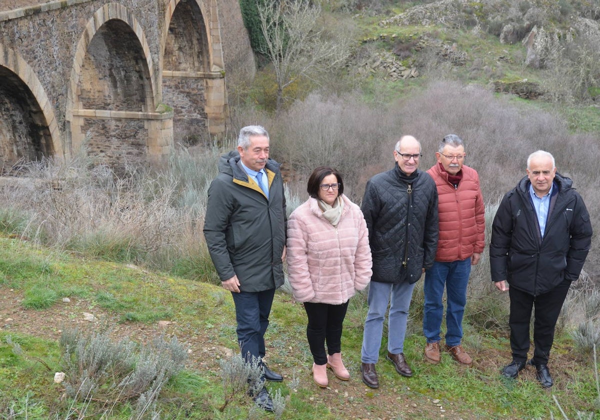 Diputados y alcaldes visitan Riscos del Águeda, en el tramo ya abierto al tráfico.