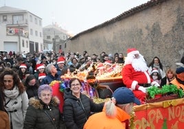 La carroza de Santa Claus en las calles de Alba de Tormes