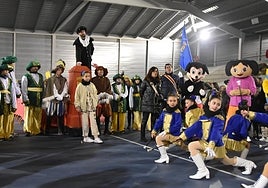 Las majorettes de Carbajosa, bailando ante el cartero real