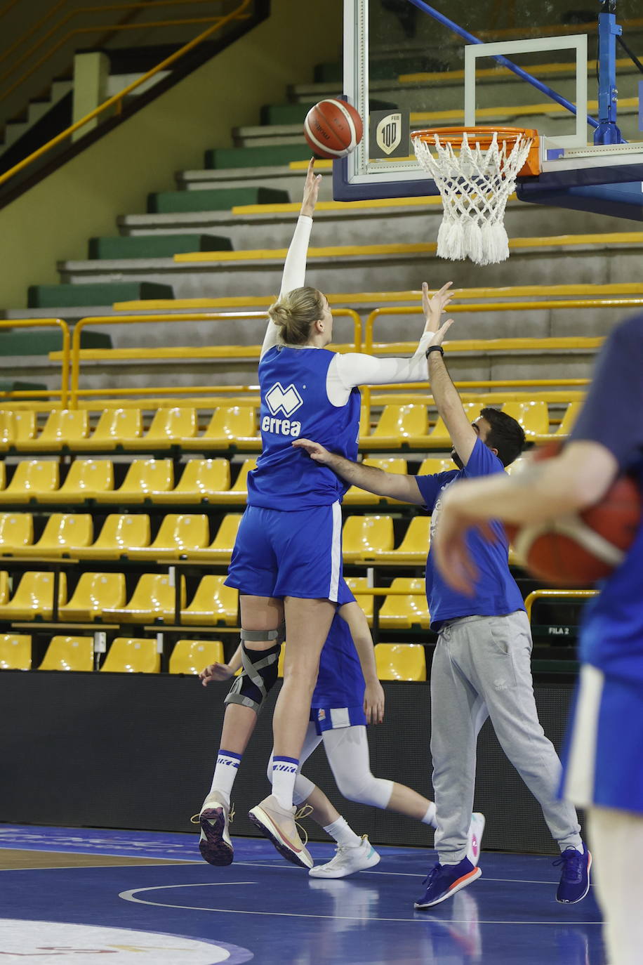 Hatar exhibe sus 2,08 en su primer entrenamiento con Avenida