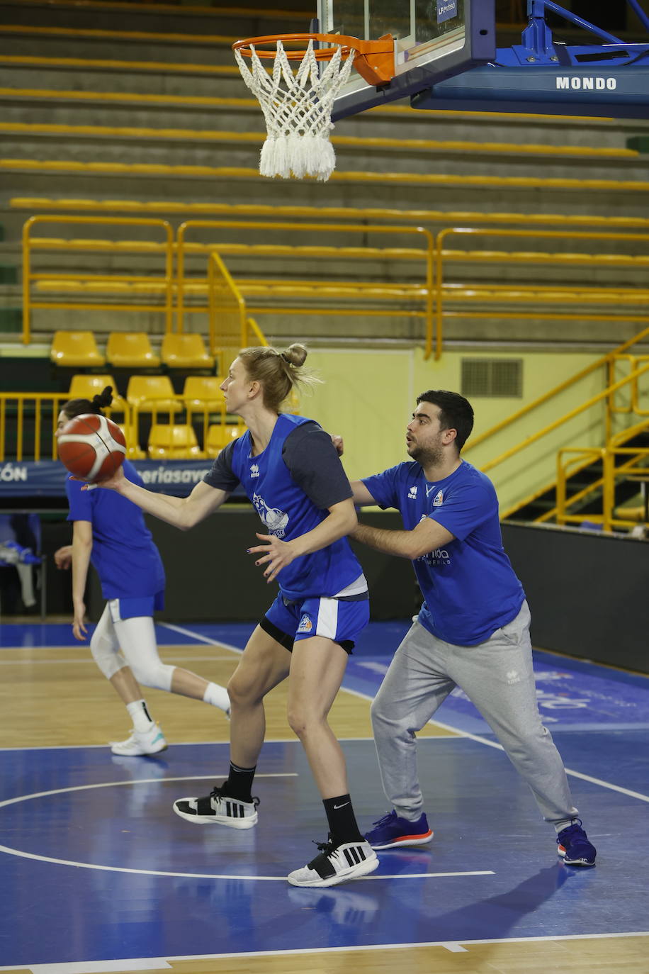 Hatar exhibe sus 2,08 en su primer entrenamiento con Avenida