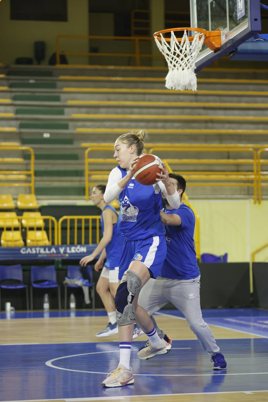 Hatar exhibe sus 2,08 en su primer entrenamiento con Avenida