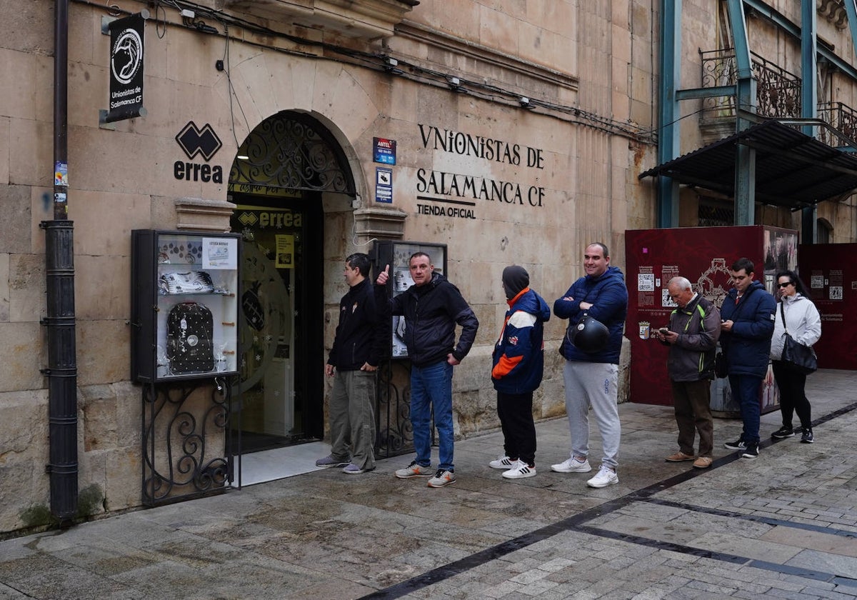 Colas de socios a las puertas de la tienda del club, ubicada en la Rúa.