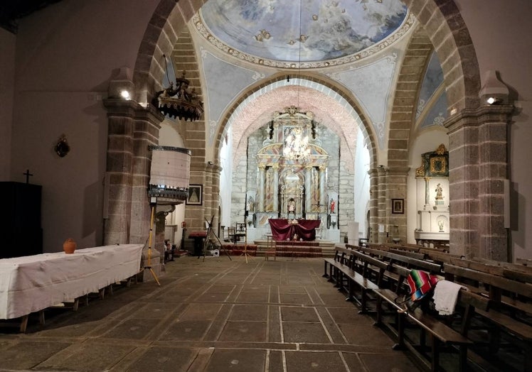 Imagen principal - Todo listo en la iglesia para disfrutar del belén etnográfico.