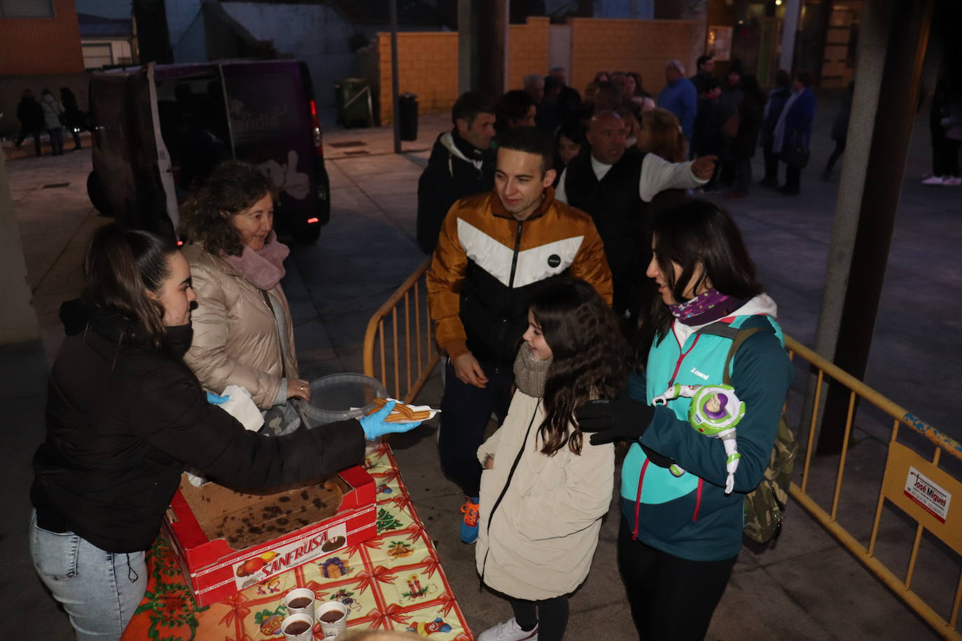 Guijuelo muestra su lado más solidario con la chocolatada de la Plaza Mayor