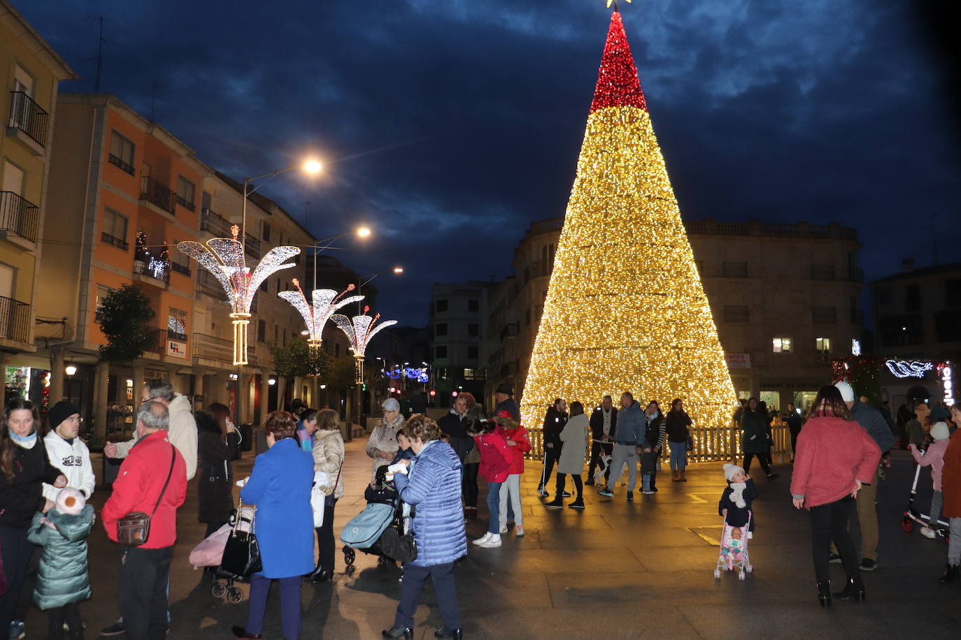 Guijuelo muestra su lado más solidario con la chocolatada de la Plaza Mayor