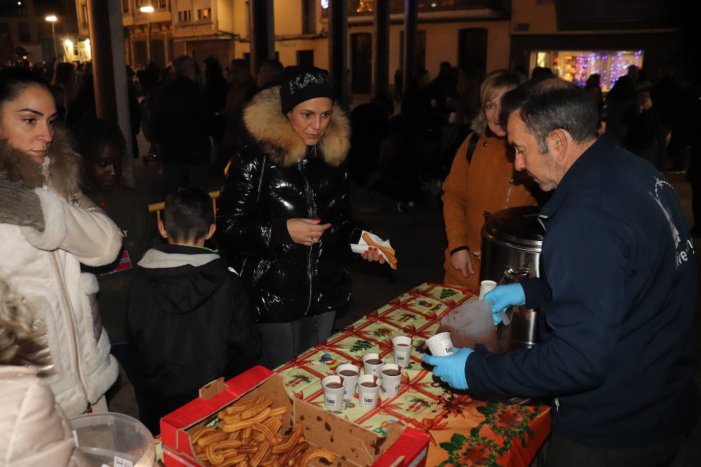 Guijuelo muestra su lado más solidario con la chocolatada de la Plaza Mayor