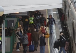 Viajeros llegando en el Alvia de Madrid.