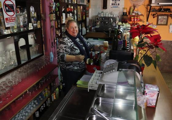 El bar de La Hoya da vida al pueblo.