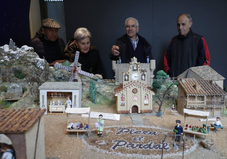 Los salmantinos pueden ver el belén que Agustín Martín ha creado con legumbres en el Museo del Comercio.