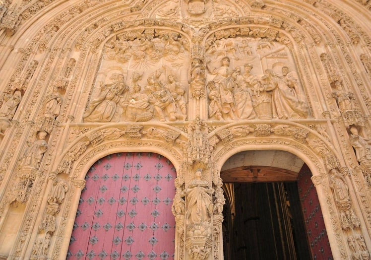 La fachada de la Catedral Nueva contiene varios relieves, entre los que destacan los que representan el calvario de Jesús o la adoración que los Reyes Magos le hacen y que, en la Iglesia católica, se celebra como una fiesta religiosa cada 6 de enero.