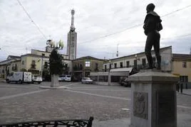 La estatua del matador de toros local Paco Pallarés preside el centro urbano de La Fuente de San Esteban.