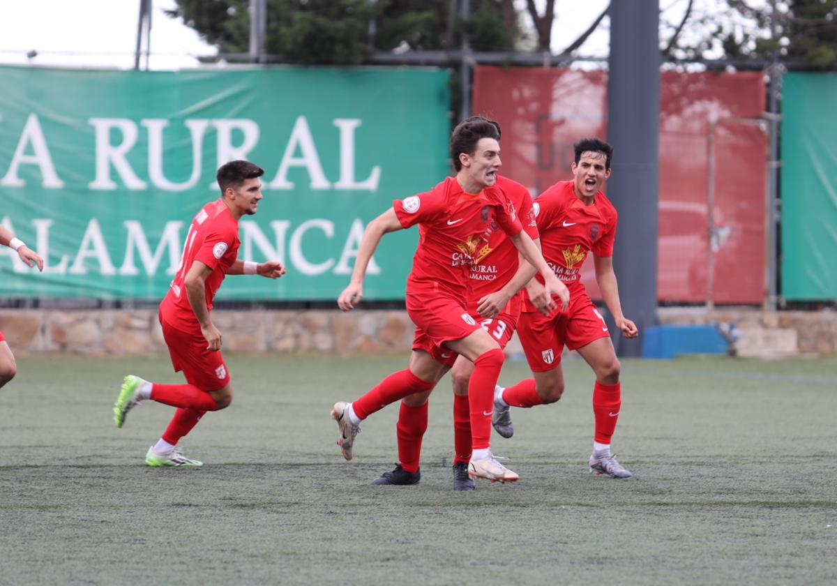 Mito celebra uno de sus nueve goles de esta temporada con la UD Santa Marta.